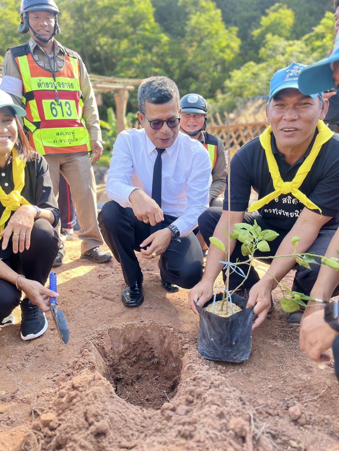 ายอัครพล สุทธิรักษ์ จิตต์สุภาพ นายอำเภอกะทู้ ร่วมพัฒนาพื้นที่แปลงเกษตร และปลูกพืชผักสวนครัว ณ สวนผักพอเพียง โรงเรียนกะทู้วิทยา